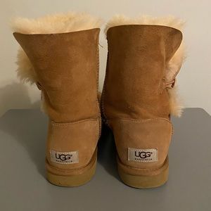 UGG Australia Womens Bailey Button Boots 5803 Chestnut size 8